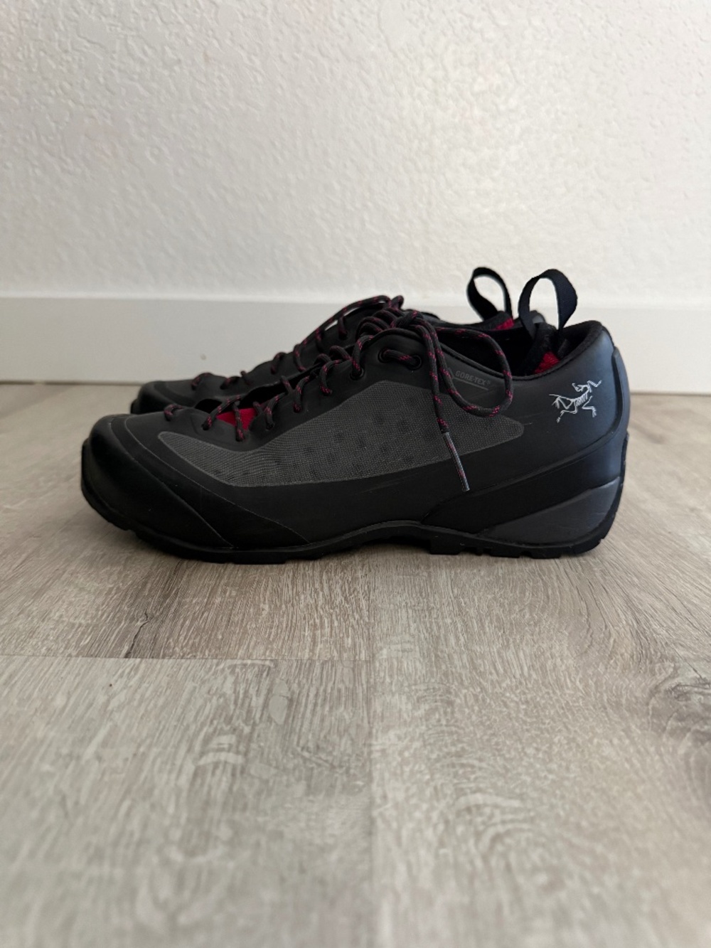 ARC’TERYX Women’s Black & Grey Gore-tex  Climbing Shoes Size 6 Gorpcore Hiking